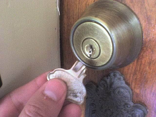 הוצאת מפתח שבור במנעול